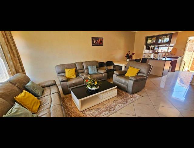 3 BEDROOM TOWNHOUSE FOR SALE IN SOUTH CREST